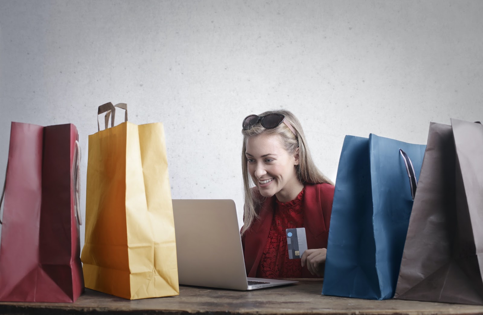 women-online-shopping-on-laptop